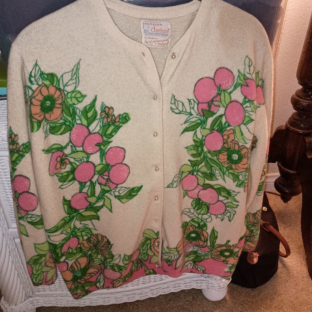 Beautiful vintage cream/pink/green sweater.